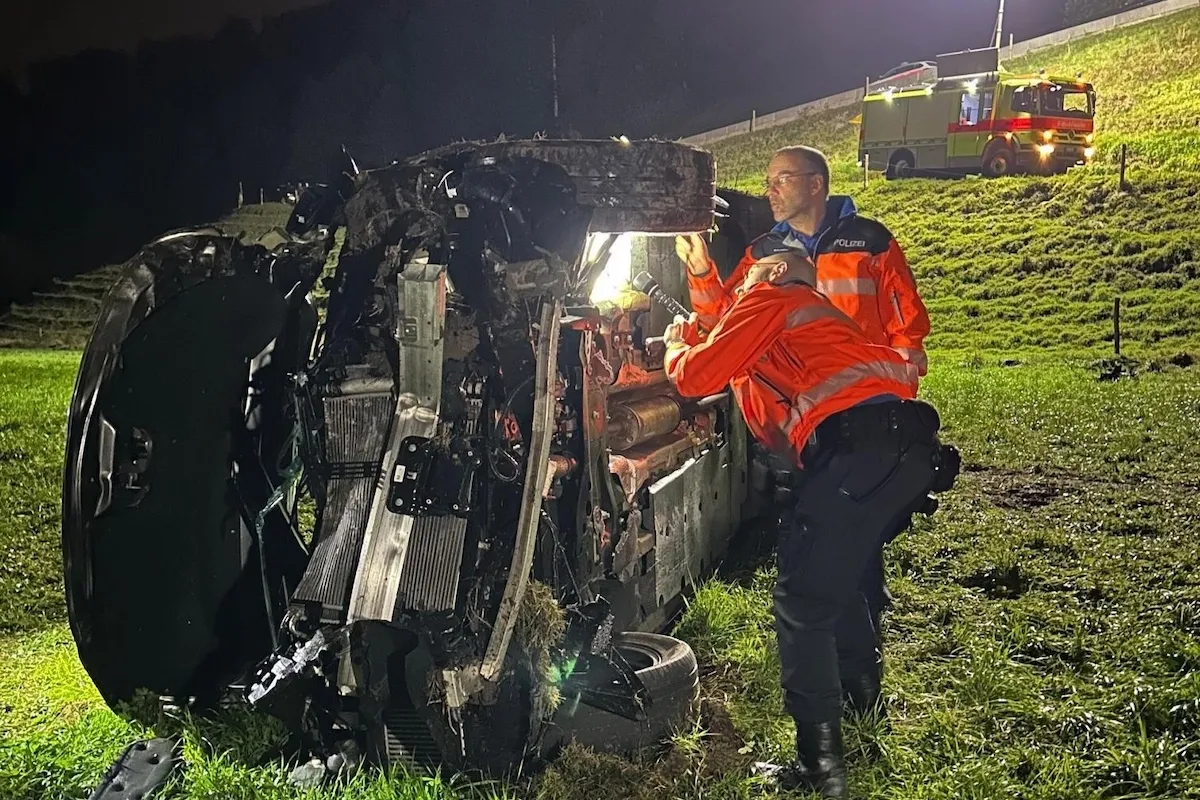 Polizeikräfte untersuchen verunfalltes Auto nach Absturz in Hirzel