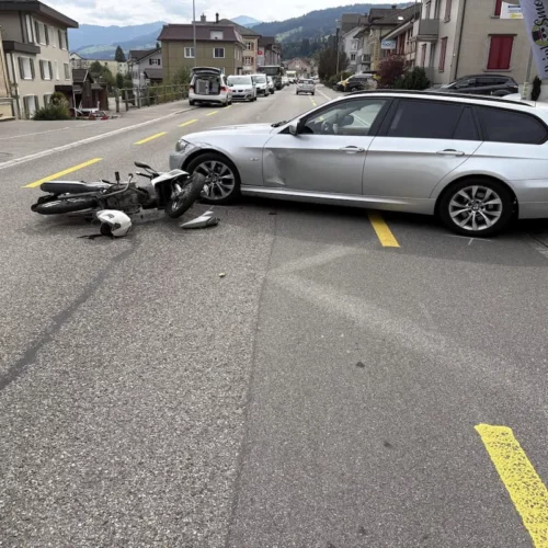 Motorradfahrerin bei Unfall in Wattwil SG verletzt – Auto fährt aus Parkplatz