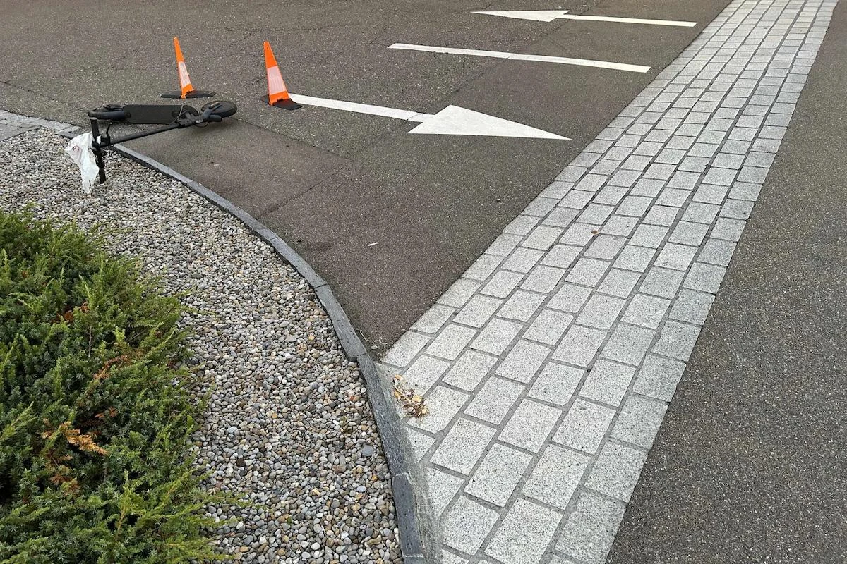 Beschädigter E-Scooter am Boden nach einem Verkehrsunfall mit einem Auto in Wil