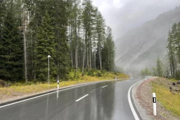 Zernez GR: Motorradfahrer stürzt auf nasser Fahrbahn am Ofenpass