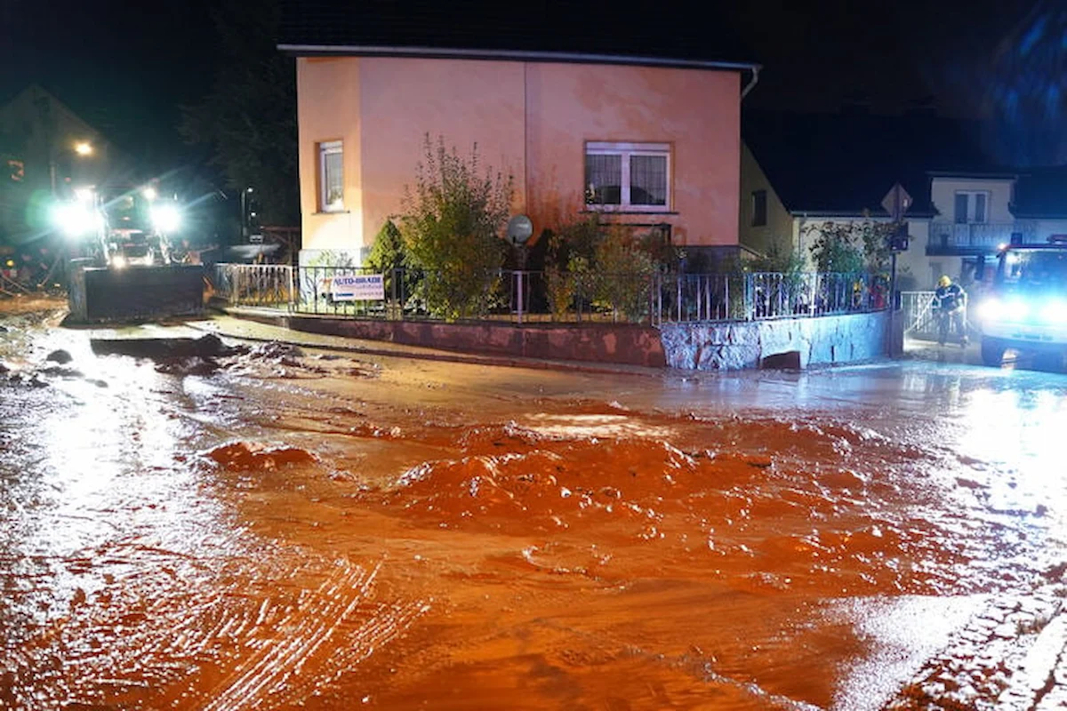 Schlamm verwüstet nach Starkregen Straßen in Obergurig bei Bautzen