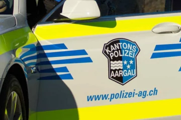 Aarau AG: Auto verfehlt gestürzte Velofahrerin nur knapp – Polizei sucht Zeugen