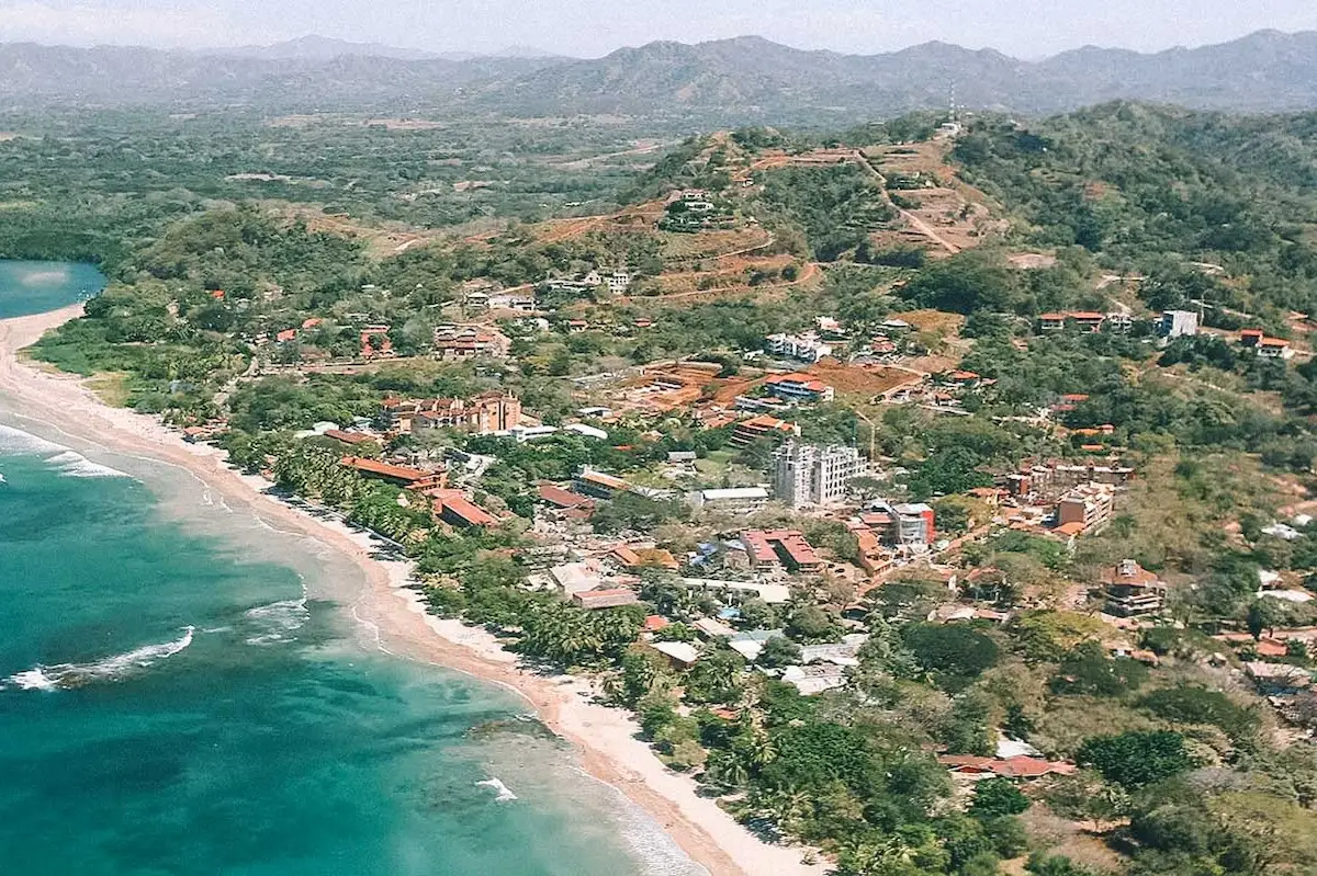 Küstenlandschaft von Costa Rica mit Meer und grünen Hügeln – Symbolbild für Mordfall an deutschem Ehepaar.