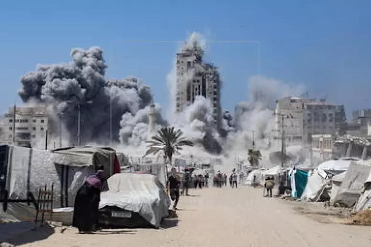 Wolkenkratzer in Gaza-Stadt stürzt nach israelischem Luftangriff ein, dichte Rauchwolken über dem Stadtviertel Sheikh Radwan.
