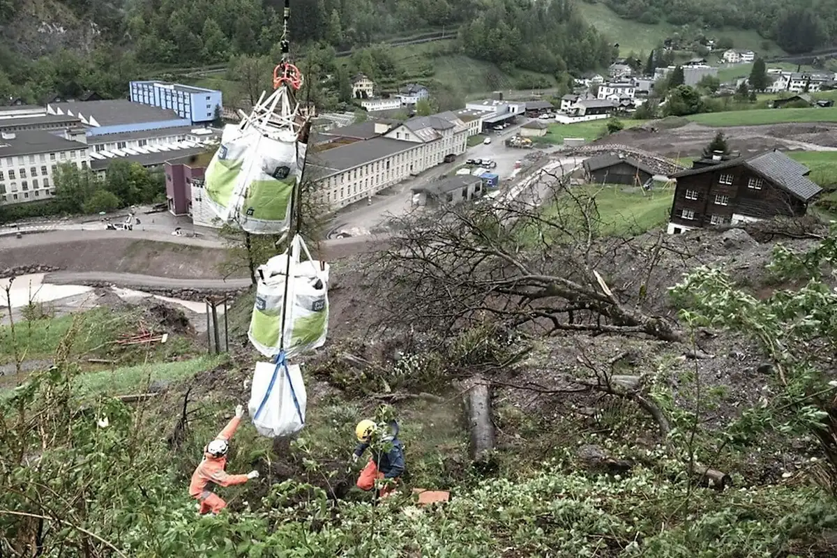 Bau- und Sicherungsarbeiten an der Wagenrunse in Schwanden nach dem Erdrutsch 2023
