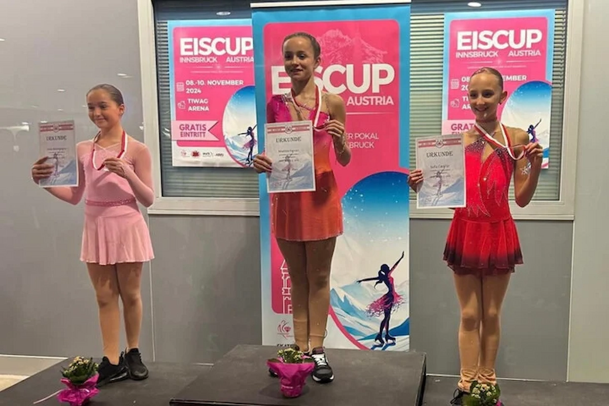 Matilda Ferrari auf dem Siegerpodest beim Eiscup Innsbruck