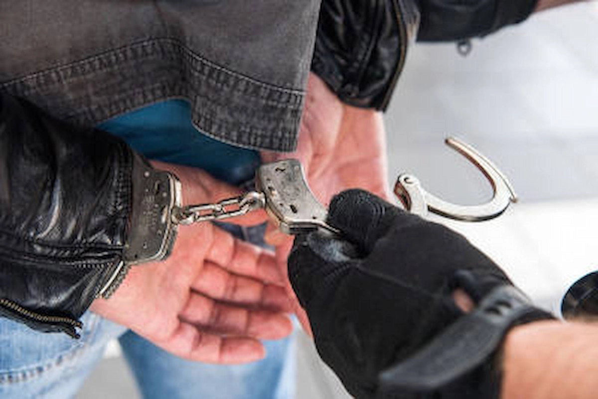 : Symbolbild Festnahme mit Handschellen – Einschleichdiebstahl in Riedt bei Erlen, 21-Jähriger festgenommen