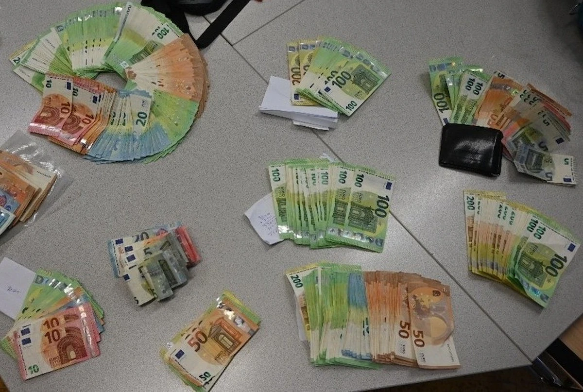 Bündel von Euro-Banknoten auf einem Tisch, beschlagnahmt bei einer Drogenrazzia in Wien