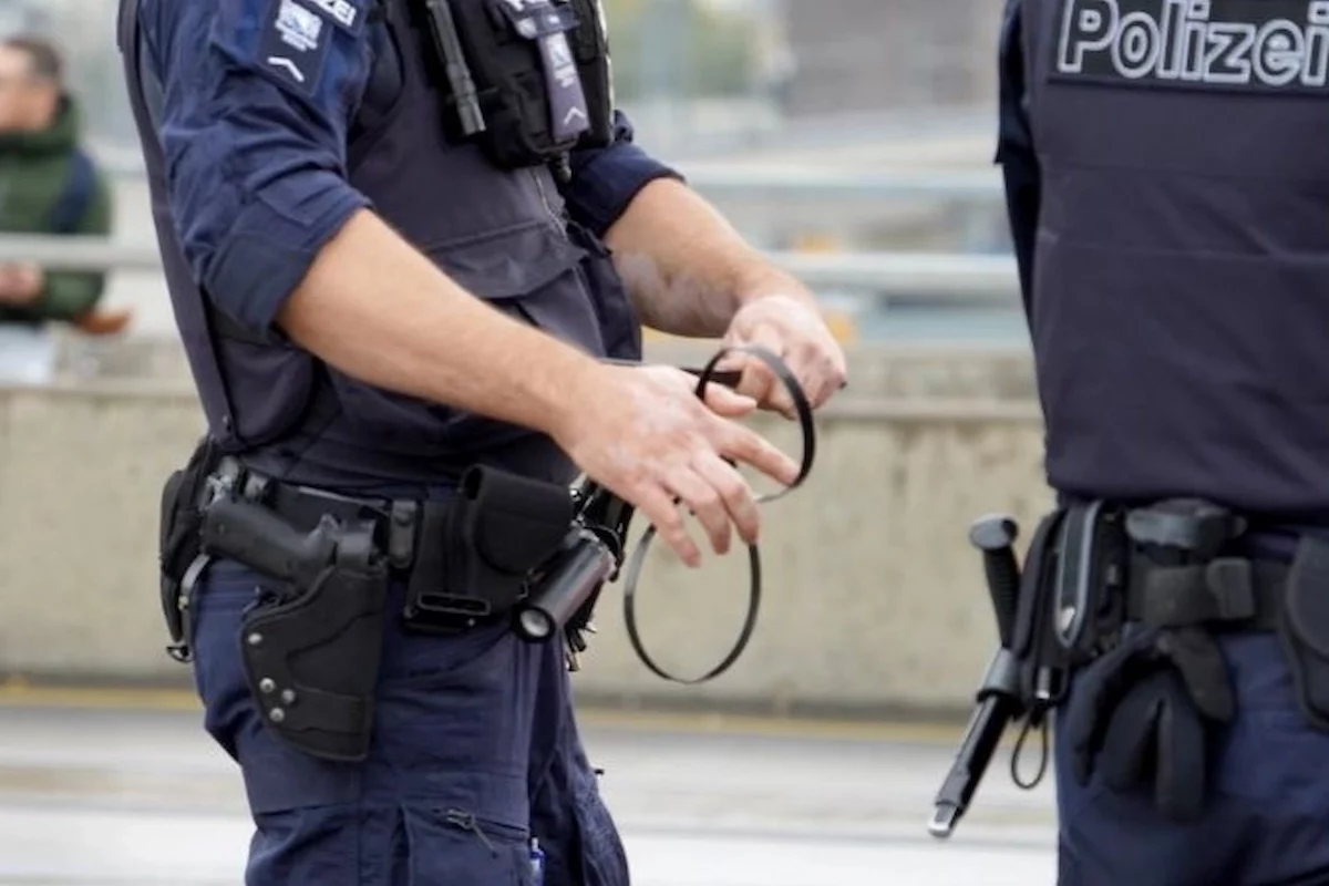 Polizeibeamte der Kantonspolizei Zürich im Einsatz nach Festnahmen am Flughafen