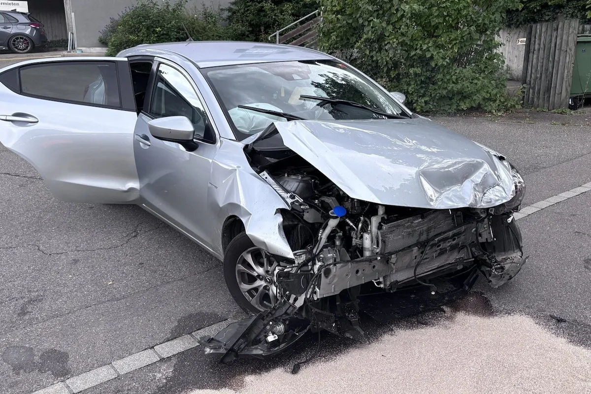 Verunfallter silberner Personenwagen mit starker Frontbeschädigung