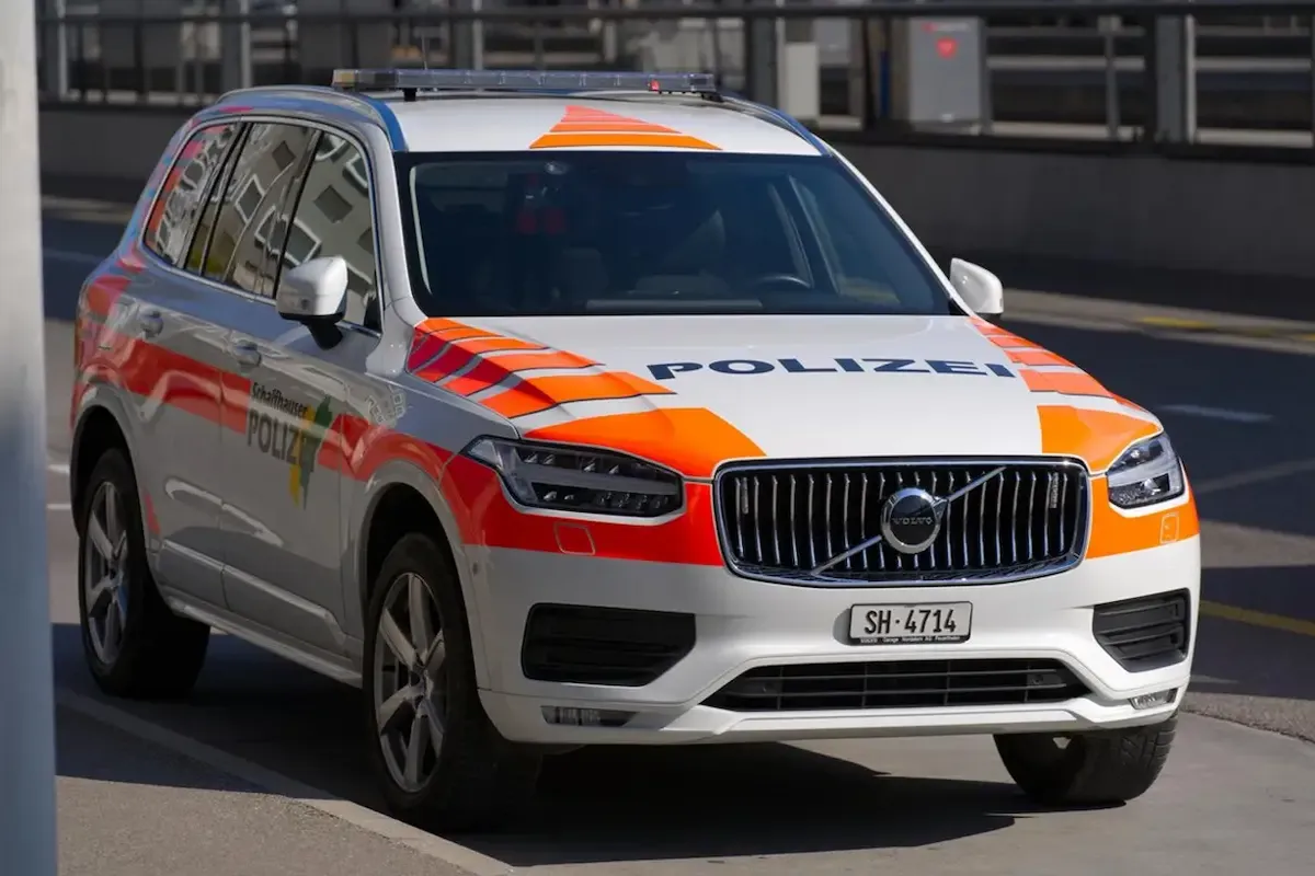 Einsatzfahrzeug der Schaffhauser Polizei im Strasseneinsatz