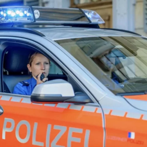 Ballwil LU: Motorradfahrer stürzt und kracht in Auto