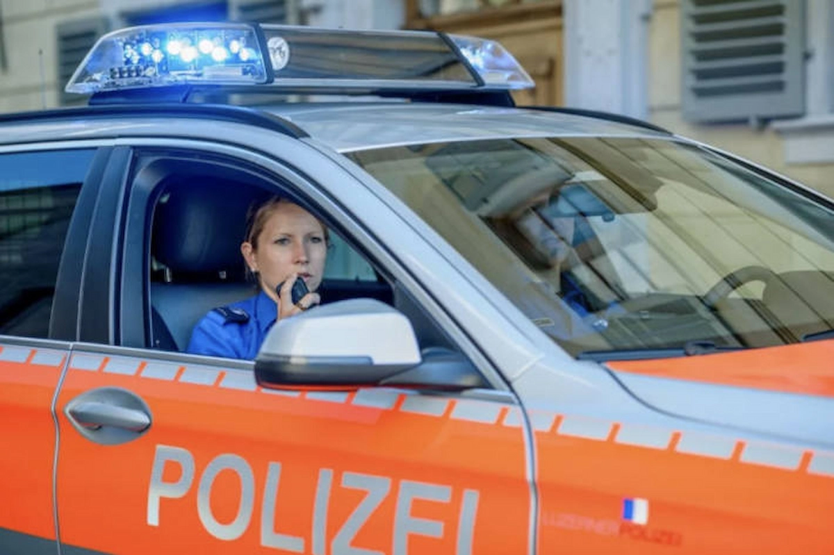 Luzerner Polizei mit Einsatzfahrzeug nach Motorradunfall in Ballwil.