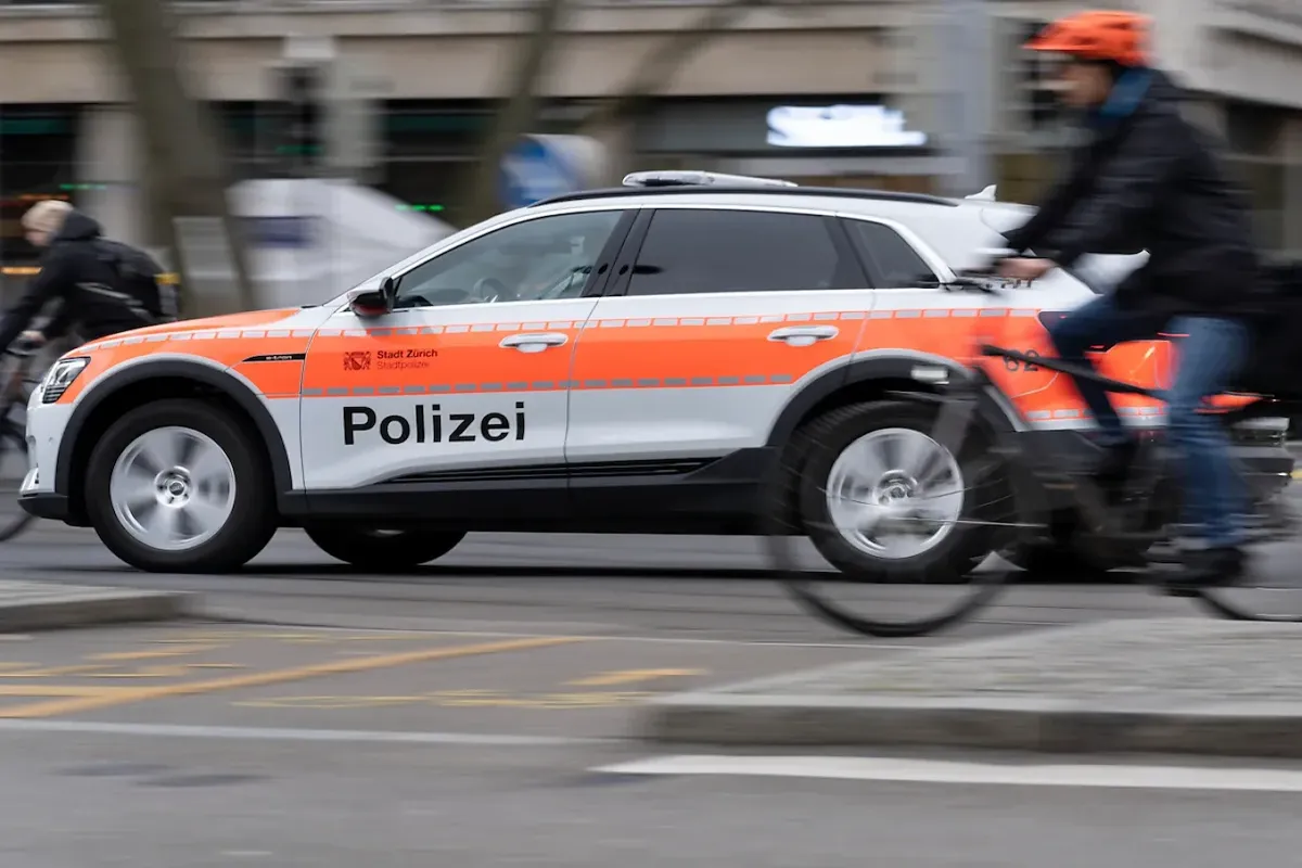 Polizeiauto der Stadtpolizei Zürich auf der Autobahn während einer Einsatzfahrt